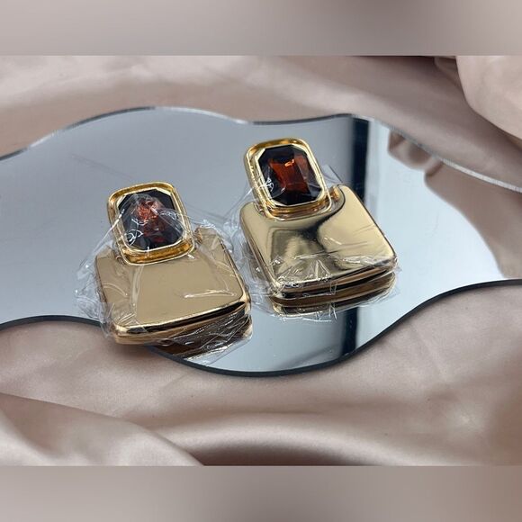 Bold Gold-Tone Geometric Earrings with Amber Accent - Picture 5 of 6